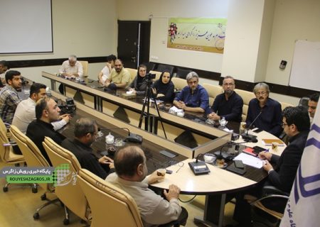 طی مراسمی با حضور مدیر شبکه بهداشت و درمان شهرستان مسجدسلیمان از خبرنگاران شهرستان تجلیل شد + تصاویر