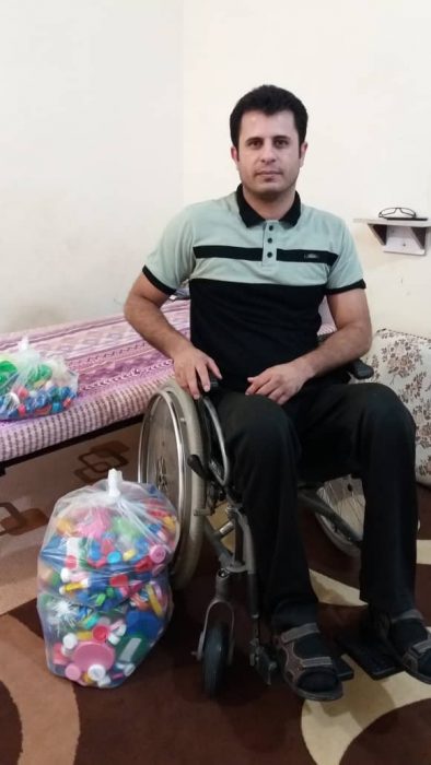 کار خیر معلول مسجدسلیمانی/ ایمان پادگانه معلول هنرمند که با داشتن معلولیت کمک به هم نوع خود را فراموش نکرده است + تصاویر