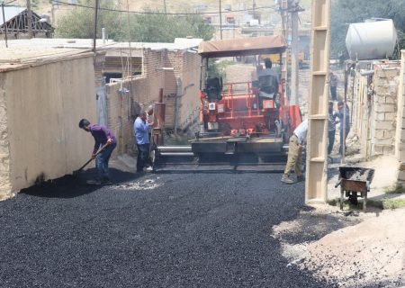 آرش قنبری شهردار مسجدسلیمان: عملیات زیرسازی و روکش آسفالت باشگاه مرکزی جنب مدرسه توحید با برآورد ۷۰۰ تن آسفالت در حال انجام است