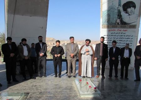 ادای احترام کارکنان دستگاه قضا مسجدسلیمان به مقام شامخ شهدا در مسجدسلیمان+تصاویر