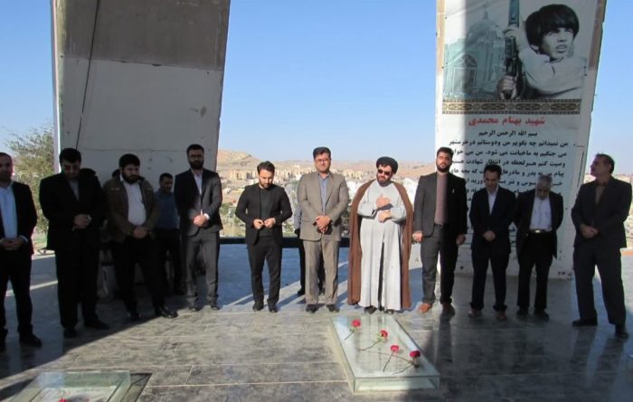 ادای احترام کارکنان دستگاه قضا مسجدسلیمان به مقام شامخ شهدا در مسجدسلیمان+تصاویر