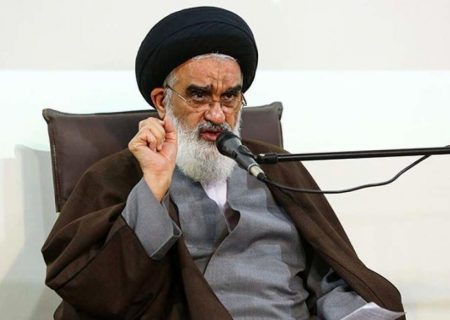 امام جمعه قم: باید با افرادی که حجابشان طوری است که با کشف حجاب تفاوتی ندارد هم برخورد شود/ باید لذت بردن را برای متدین‌ها ترویج کنیم