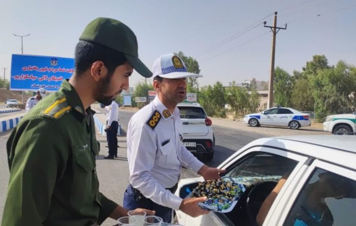 برپایی ایستگاه پذیرایی و تقدیر فرمانده پلیس راه مسجدسلیمان- اهواز در حمایت های مردمی از نیروهای مسلح