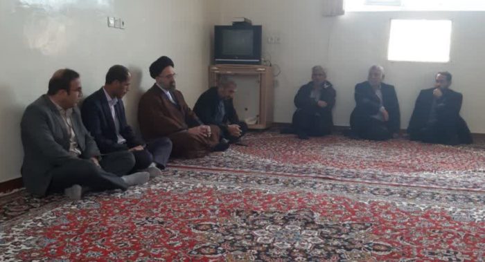 به مناسبت هفته منابع طبیعی و آبخیزداریامام جمعه مسجدسلیمان با حضور در اداره منابع طبیعی و آبخیزداری مسجدسلیمان از زحمات رئیس و کارکنان این اداره تقدیر کرد