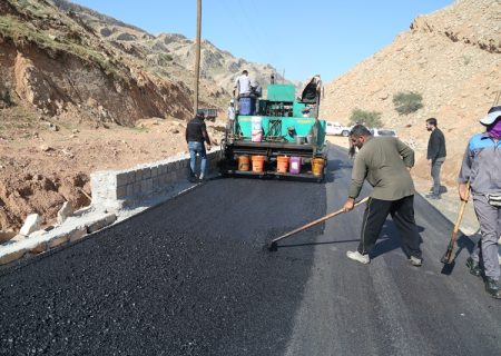 به همت شرکت بهره برداری نفت و گاز مسجدسلیمانپیشرفت ۶۵ درصدی فاز نخست عملیات آسفالت پروژه بهسازی و بازسازی جاده دسترسی به روستاهای منطقه تاچکر