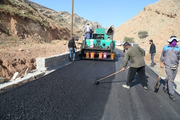 به همت شرکت بهره برداری نفت و گاز مسجدسلیمانپیشرفت ۶۵ درصدی فاز نخست عملیات آسفالت پروژه بهسازی و بازسازی جاده دسترسی به روستاهای منطقه تاچکر