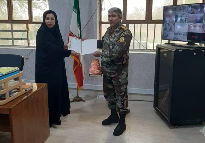 تجلیل فرمانده کارخانجات تانک‌سازی شهید فرخ‌نیا از رئیس مرکز آموزش فنی و حرفه‌ای مسجدسلیمان
