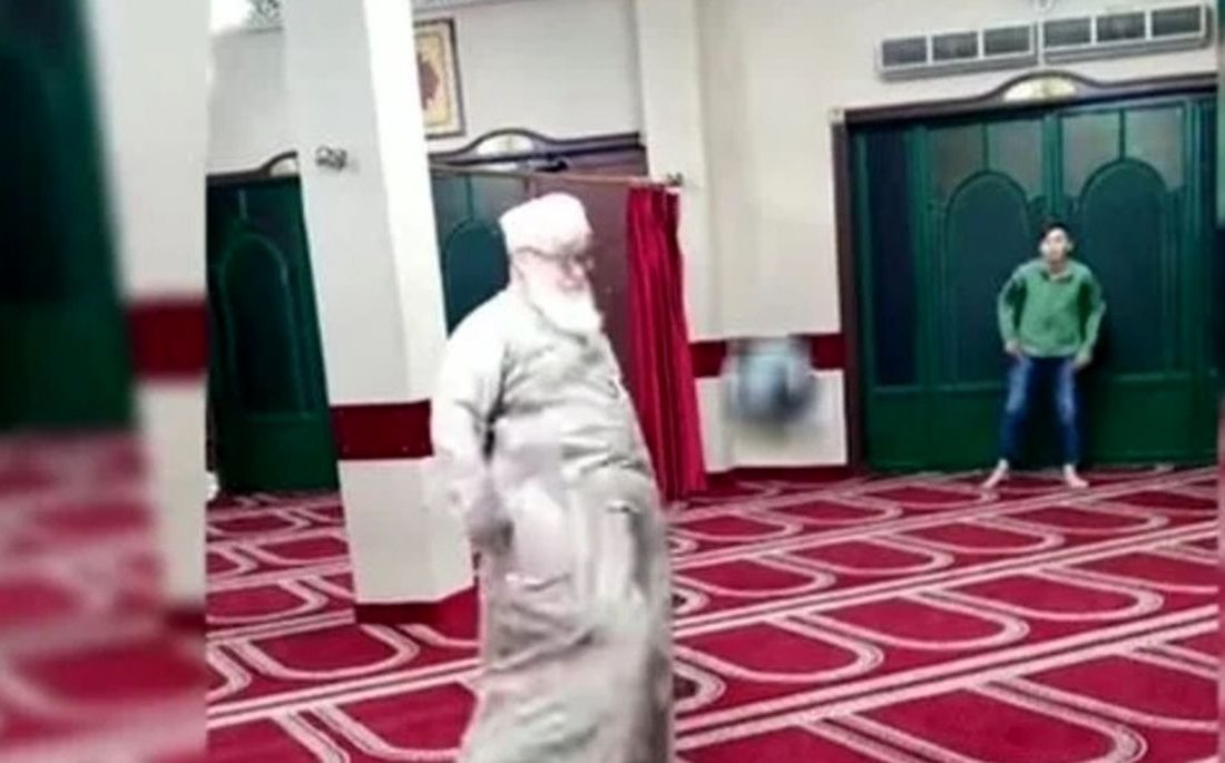 جنجال فوتبال بازی کردن یک امام جماعت در مسجد/ ویدئو