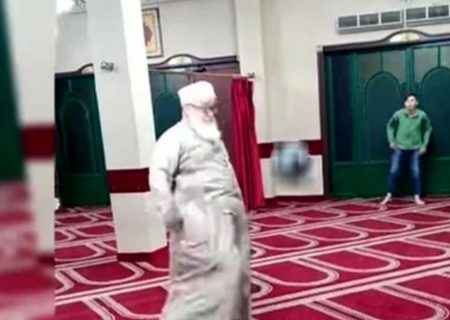 جنجال فوتبال بازی کردن یک امام جماعت در مسجد/ ویدئو