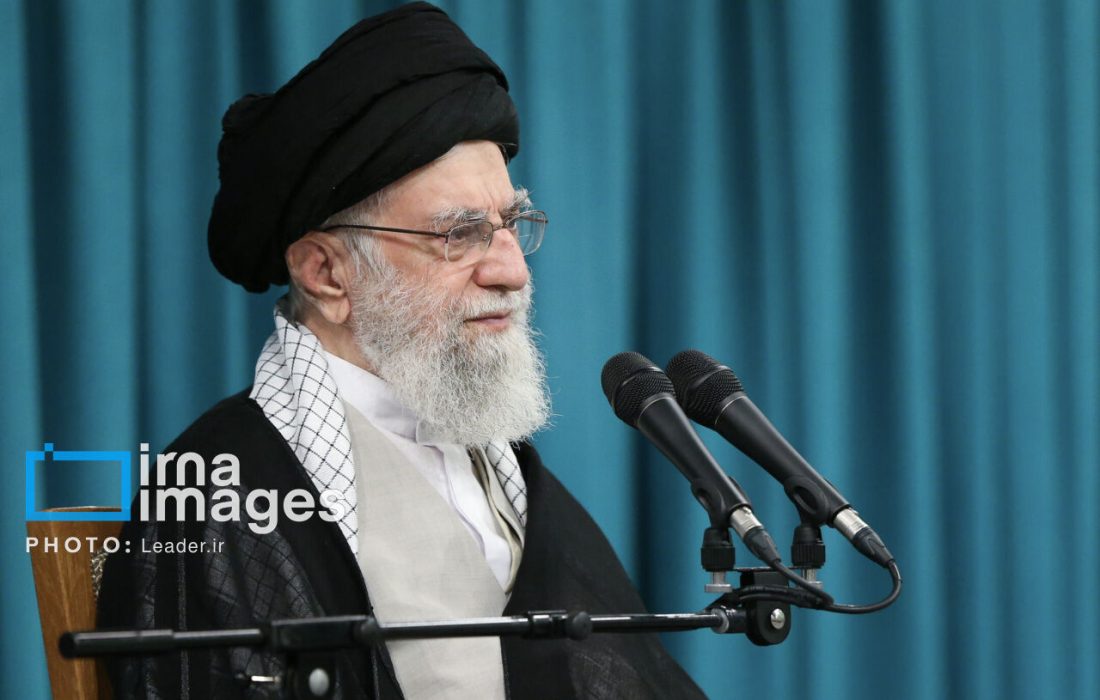 حضرت آیت‌الله خامنه‌ای: آمریکایی‌ها بدانند ملت ایران تسلیم‌شدنی نیست/ تمجید از رفتار مردم