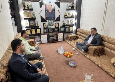 دیدار مدیرعامل شرکت فولاد اکسین خوزستان با خانواده شهید مدافع حرم