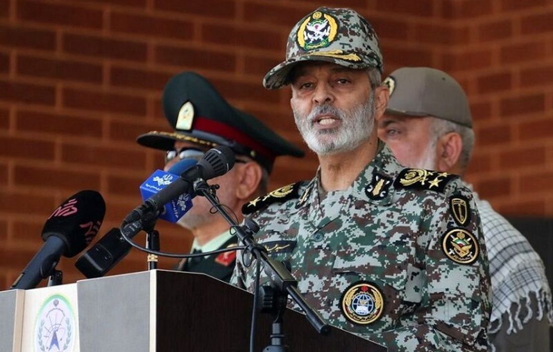 فرمانده کل ارتش: رهبری و شخص حضرت آقا در رأس خطوط قرمز ما هستند؛ با نثار خون مان پای این خطوط قرمز می‌ایستیم / نه مشکل ما چند تار مو است و نه مسئله دشمنان