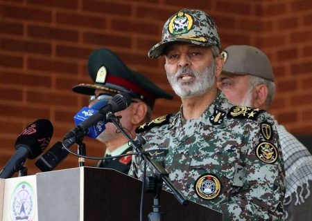فرمانده کل ارتش: رهبری و شخص حضرت آقا در رأس خطوط قرمز ما هستند؛ با نثار خون مان پای این خطوط قرمز می‌ایستیم / نه مشکل ما چند تار مو است و نه مسئله دشمنان