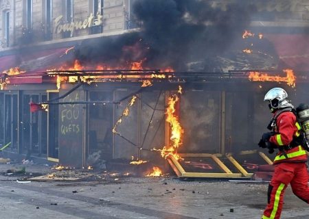 معترضان رستوران محبوب مکرون را آتش زدند/ ویدئو