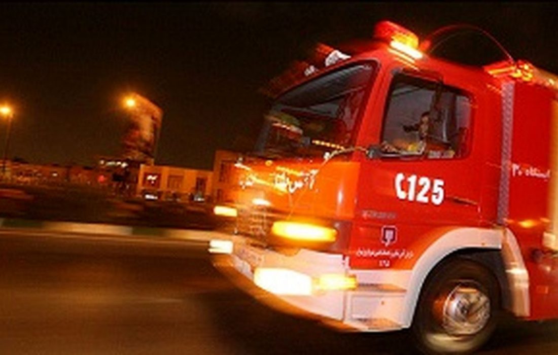مهار آتش سوزی خودرو پراید با کمک آتش نشانان