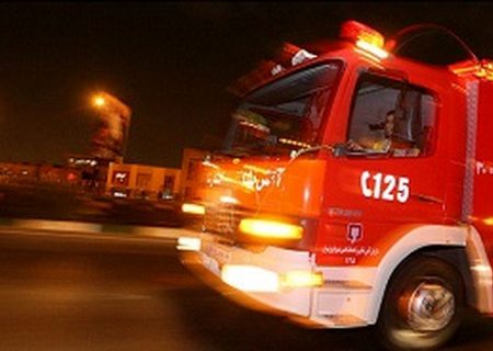 مهار آتش سوزی خودرو پراید با کمک آتش نشانان