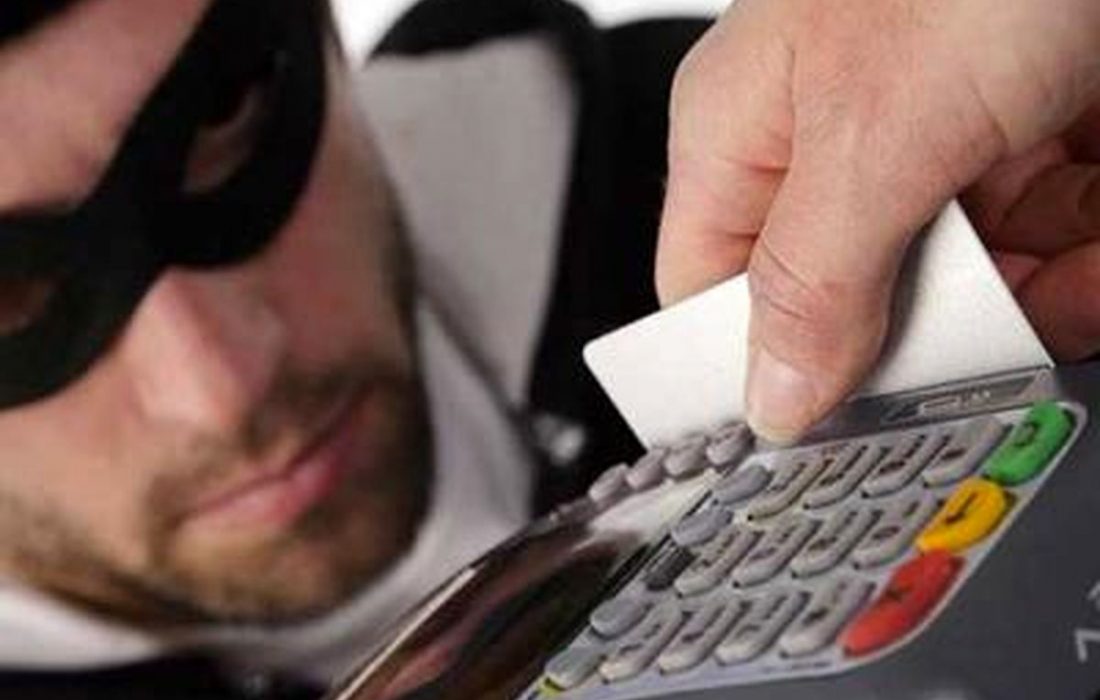 ۳ شیاد با اسکیمر حساب ۳ هزار نفر را خالی کردند