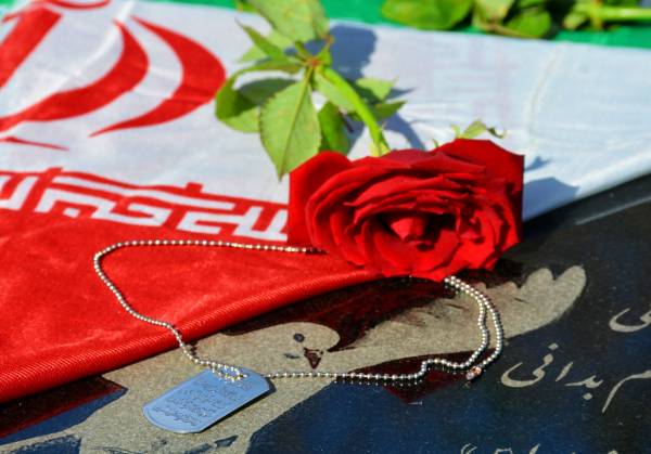 علی اصغر صالحی کمبو پدر شهید رضا صالحی کمبو از شهدای والامقام شهرستان مسجدسلیمان به فرزند شهیدش پیوست